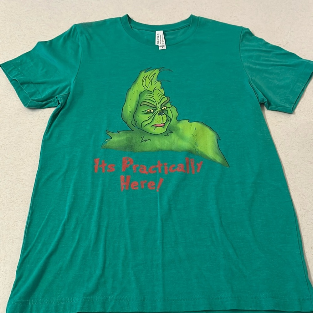🎄 Grinch “It’s Practically Here!” Shirt ❤️💚 Men’s Women’s Kids Unisex Mesium